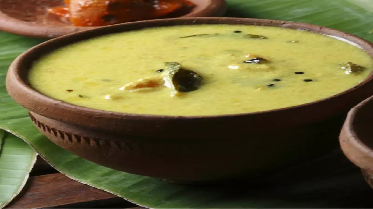 കാളന്- എന്ത് ഉപയോഗിച്ചും കാളന് വെക്കാം, ഇനി കഷ്ണങ്ങള് ഒന്നുമില്ലെങ്കിലും കാളന് വെക്കാന് സാധിക്കും. പച്ചമുളക് കഴുകി നെടുകെ മുറിച്ച് മണ്ച്ചട്ടിയിലിട്ട് മഞ്ഞള്പ്പൊടിയും ഒരു കപ്പ് വെള്ളവും ചേര്ത്ത് വേവിക്കുക. വെള്ളം വറ്റാറാകുമ്പോള് കലക്കിയ തൈര് ഇതിലേക്കൊഴിച്ച് ചൂടാക്കുക. തുടര്ച്ചയായി ഇളക്കിക്കൊണ്ടിരിക്കണം. കാളന് കുറുകിക്കഴിഞ്ഞാല് തേങ്ങയും ജീരകവും കൂടി അരച്ചത് ചേര്ക്കാം. ഇതിലേക്ക് വെളിച്ചെണ്ണ ഒഴിച്ച് കടുക്, വറ്റല് മുളക്, ഉലുവ ഇവയിട്ട് മൂപ്പിച്ച് കടുക് പൊട്ടിയത് ഒഴിക്കുക. കറിവേപ്പിലയുമിട്ട് ഉലുവാപ്പൊടി തൂകി ഇളക്കിവക്കുക. അല്പംകൂടി കഴിഞ്ഞ് ഉപ്പിട്ട് നന്നായി ഇളക്കി വാങ്ങാം.
Image Social Media