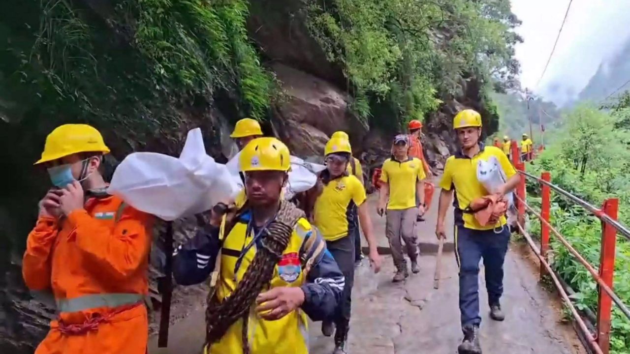 Kedarnath Landslide : കേദാർനാഥിൽ മണ്ണിടിച്ചിൽ; മൂന്ന് മരണം, എട്ട് പേർക്ക് പരിക്ക്