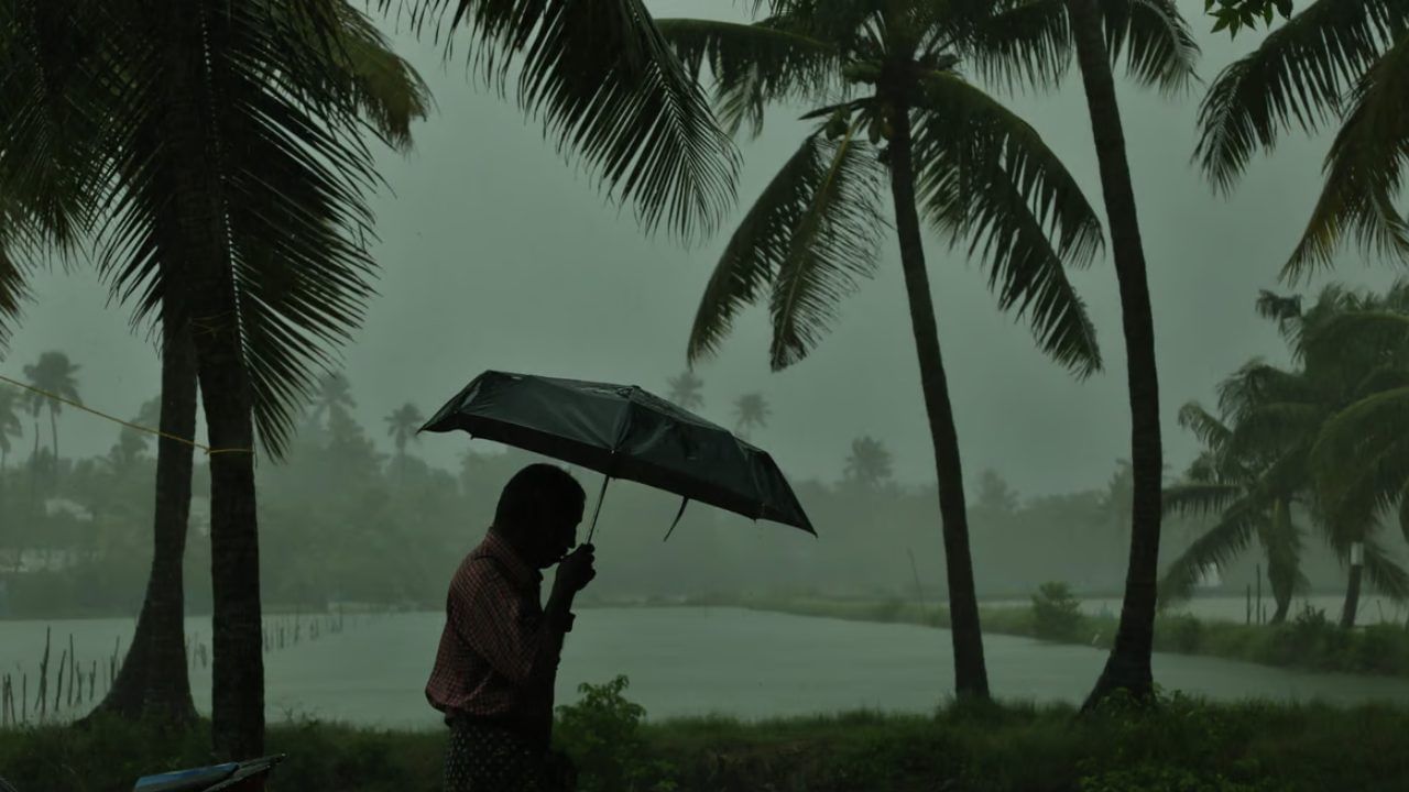 Kerala Rain Alerts : ഇന്ന് മധ്യകേരളത്തിലും വടക്കൻ കേരളത്തിലും ശക്തമായ മഴയ്ക്ക് സാധ്യത; ഏഴ് ജില്ലകളിൽ മഴ മുന്നറിയിപ്പ്