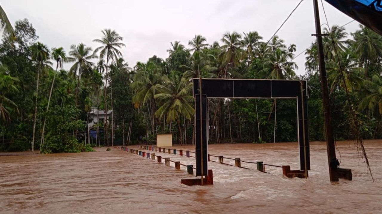Kerala Rains : ജലനിരപ്പ് അപകടകരമായി ഉയരുന്നു; സംസ്ഥാനത്തെ വിവിധ നദികളിൽ മുന്നറിയിപ്പ് Kerala Rains : ജലനിരപ്പ് അപകടകരമായി ഉയരുന്നു; സംസ്ഥാനത്തെ വിവിധ നദികളിൽ മുന്നറിയിപ്പ്