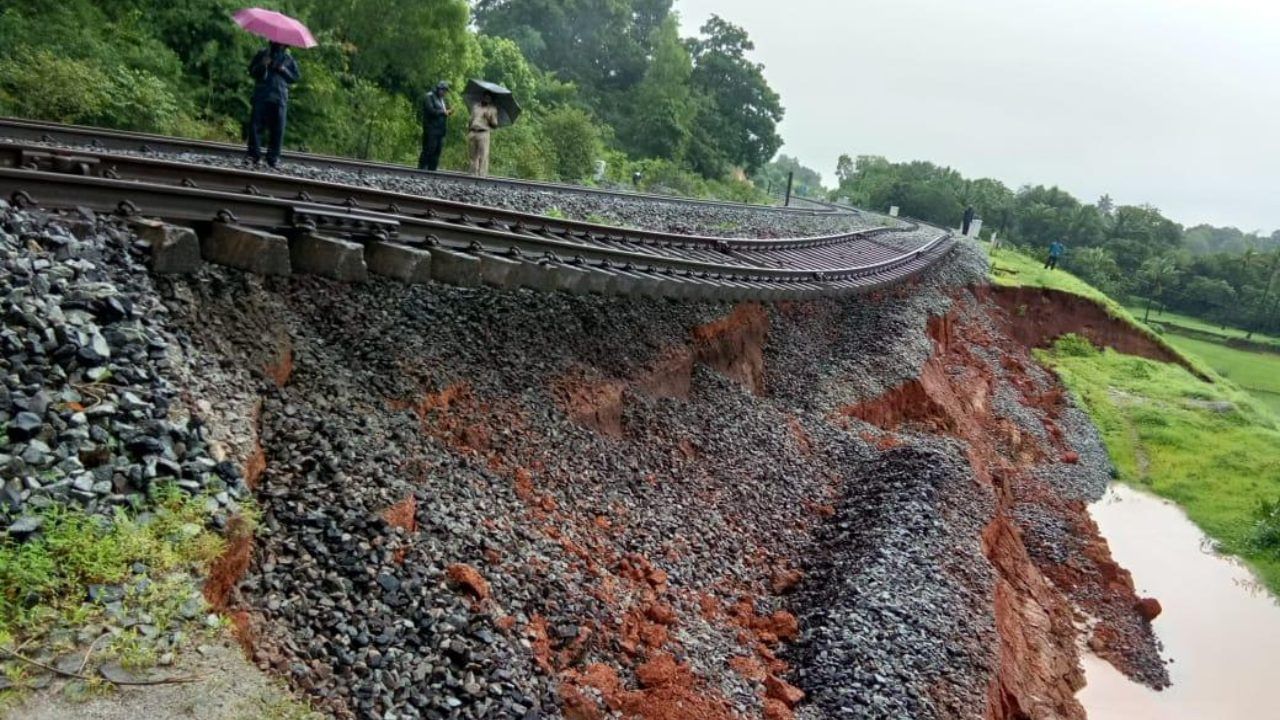 Konkan Railway : കൊങ്കൺ പാതയിൽ മണ്ണിടിച്ചിലും വെള്ളക്കെട്ടും; ട്രെയിൻ ഗതാഗതത്തിൽ നിയന്ത്രണം