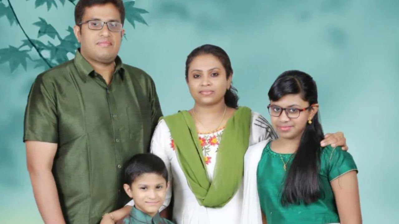 Kuwait Fire : കുവൈറ്റിലെ ഫ്ലാറ്റിൽ തീപിടുത്തം; ഇന്നലെ നാട്ടിൽ നിന്ന് തിരികെയെത്തിയ മലയാളി കുടുംബത്തിന് ദാരുണാന്ത്യം Kuwait Fire : കുവൈറ്റിലെ ഫ്ലാറ്റിൽ തീപിടുത്തം; ഇന്നലെ നാട്ടിൽ നിന്ന് തിരികെയെത്തിയ മലയാളി കുടുംബത്തിന് ദാരുണാന്ത്യം