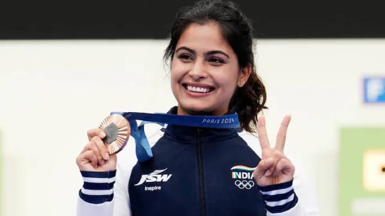 ഒളിമ്പിക്സ് മത്സരങ്ങൾ പുരോഗമിക്കുമ്പോൾ ഇന്ത്യക്ക് അഭിമാനിക്കാൻ വകയുള്ളത് മനു ഭകാറിലാണ്. 10 മീറ്റർ എയർ പിസ്റ്റൾ സിംഗിൾസ് വിഭാഗത്തിലും മിക്സഡ് ഡബിൾസ് വിഭാഗത്തിലും വെങ്കലം നേടിയ ഭകാറിൻ്റെ വകയാണ് ഇന്ത്യക്ക് ആകെ പാരിസ് ഒളിമ്പിക്സിലെ മെഡലുകൾ. ഇതിനൊപ്പം മറ്റ് ചില താരങ്ങൾ ഇന്ന് ചില നിർണായക വിജയം നേടിയിട്ടുണ്ട്.