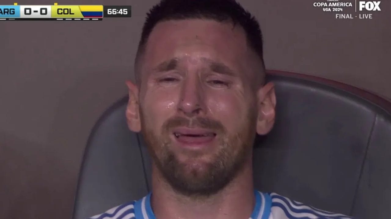 അർജൻ്റൈൻ വിജയഗാഥ കണ്ട കലാശപ്പോരിൽ ഇതിഹാസതാരം ലയണൽ മെസി നിറഞ്ഞുകളിച്ചെങ്കിലും 66ആം മിനിട്ടിൽ താരത്തിന് കളം വിടേണ്ടിവന്നു. കണ്ണങ്കാലില് പരിക്കേറ്റ് ഗ്രൗണ്ടിൽ വീണ മെസി കരഞ്ഞുകൊണ്ടാണ് മടങ്ങിയത്. താരം ബൂട്ട് വലിച്ചെറിയുന്നതും കാണാമായിരുന്നു. നിക്കോളാസ് ഗോൺസാലസാണ് മെസിക്ക് പകരം കളത്തിലിറങ്ങിയത്.