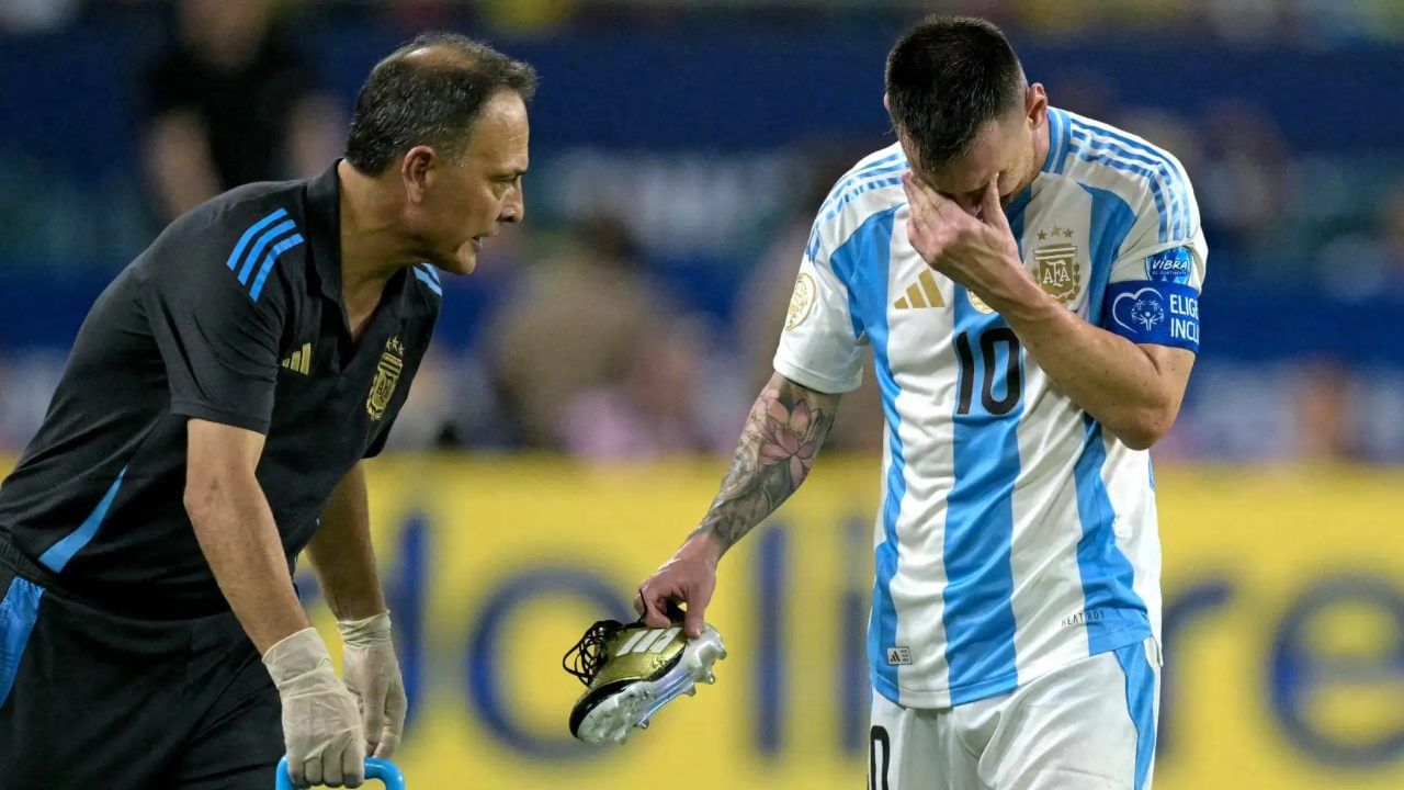 പരിക്കേൽക്കുന്നതിന് മുൻപും മെസി പലതവണ ഗ്രൗണ്ടിൽ വേദന കൊണ്ട് അസ്വസ്ഥനായിരുന്നു. ഇടയ്ക്ക് കൊളംബിയൻ താരം സാൻ്റിയാഗോ അരിയാസുമായി കൂട്ടിയിടിച്ചപ്പോൾ താരം വേദനകൊണ്ട് പുളഞ്ഞു. ഇതിന് പിന്നാലെയാണ് താരം വേദന സഹിക്കാനാവാതെ മടങ്ങിയത്. ടൂർണമെൻ്റിലുടനീളം പരിക്കേറ്റ കാലുമായാണ് മെസി കളിച്ചിരുന്നത്. അതുകൊണ്ട് തന്നെ ഗ്രൂപ്പ് ഘട്ടത്തിലെ അവസാന മത്സരം കളിക്കാൻ താരത്തിന് സാധിച്ചതുമില്ല.