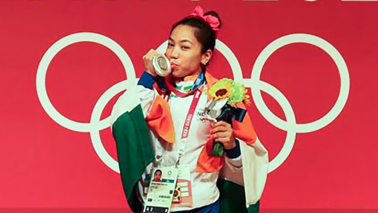 മീരാബായ് ചാനു - കഴിഞ്ഞ ഒളിമ്പിക്സിൽ, ഭാരോദ്വഹനത്തിൽ വെള്ളി നേടിയ താരമാണ് മീരാബായ് ചാനു. കഴിഞ്ഞ തവണ അസാമാന്യ പ്രകടനങ്ങൾ നടത്തിയ താരം ഇക്കുറിയും അത് തുടരാമെന്ന ആത്മവിശ്വാസത്തിലാണ്. കുറച്ചുകാലമായി പരുക്കിൻ്റെ പിടിയിലായിരുന്ന താരം ചിട്ടയായ പരിശീലനത്തിലൂടെ ഒളിമ്പിക്സിന് തയ്യാറെടുത്തുകഴിഞ്ഞു.