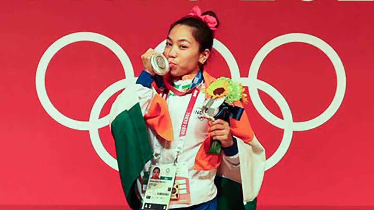 മീരാബായ് ചാനു - കഴിഞ്ഞ ഒളിമ്പിക്സിൽ, ഭാരോദ്വഹനത്തിൽ വെള്ളി നേടിയ താരമാണ് മീരാബായ് ചാനു. കഴിഞ്ഞ തവണ അസാമാന്യ പ്രകടനങ്ങൾ നടത്തിയ താരം ഇക്കുറിയും അത് തുടരാമെന്ന ആത്മവിശ്വാസത്തിലാണ്. കുറച്ചുകാലമായി പരുക്കിൻ്റെ പിടിയിലായിരുന്ന താരം ചിട്ടയായ പരിശീലനത്തിലൂടെ ഒളിമ്പിക്സിന് തയ്യാറെടുത്തുകഴിഞ്ഞു.