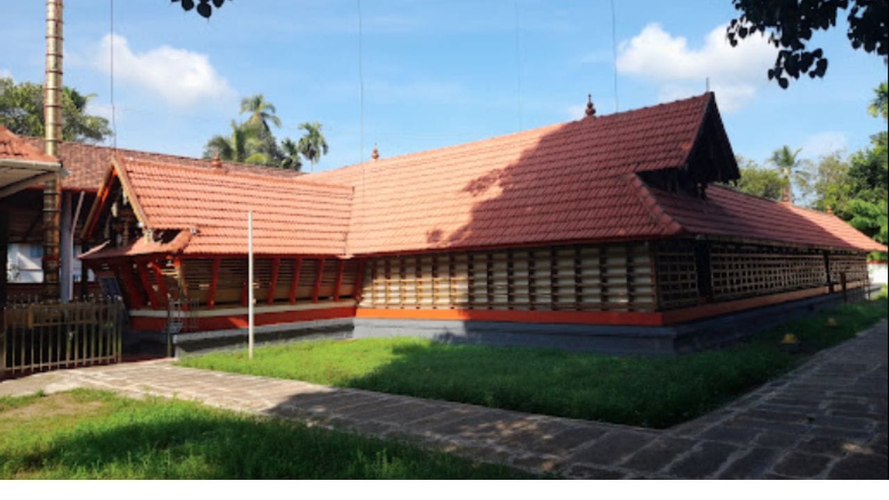 രാമപുരം ശ്രീരാമസ്വാമി ക്ഷേത്രം - രാമപുരം ഗ്രാമത്തിന് ആ പേര് വരാൻ തന്നെ കാരണമായത് ഈ ക്ഷേത്രം നിലനിൽക്കുന്നതാണ്. ഈ ക്ഷേത്രത്തിലെ പ്രധാന പ്രതിഷ്ഠ ചതുർബാഹു മഹാവിഷ്ണുവായി കുടികൊള്ളുന്ന വിഷ്ണുവിന്റെ സപ്തമാവതാരമായ ശ്രീരാമസ്വാമിയാണ്. ഇവിടെ നിന്ന് നാല് കിലോമീറ്റർ ചുറ്റളവിലാണ് ബാക്കി ക്ഷേത്രങ്ങൾ ഉള്ളത്. രാമപുരത്തുനിന്ന് മൂന്ന് കിലോമീറ്റർ വടക്കുമാറി അമനകരയിൽ ഭരതനും, അത്രയും ദൂരം പടിഞ്ഞാറുമാറി കൂടപ്പുലത്ത് ലക്ഷ്മണനും, അത്രയും ദൂരം വടക്കുകിഴക്കുമാറി മേതിരിയിൽ ശത്രുഘ്നനും ക്ഷേത്രങ്ങളുണ്ട്.