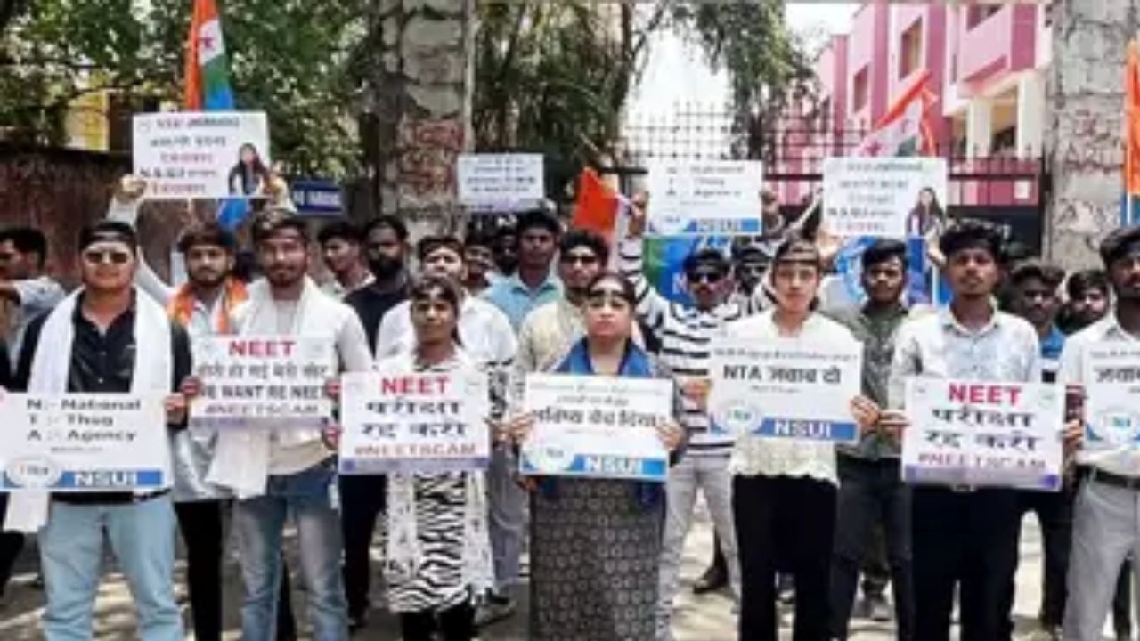 ജൂണ് 23-ന് നടത്തേണ്ടിയിരുന്ന നീറ്റ് പിജി പരീക്ഷ ചോദ്യപേപ്പര് ചോര്ച്ചയുള്പ്പെടെയുള്ള ക്രമക്കേടുകളെ തുടര്ന്ന് മാറ്റിവെച്ചിരുന്നു. പരീക്ഷ നടക്കാന് മണിക്കൂറുകള് ബാക്കി നില്കെയായിരുന്നു മാറ്റിവെച്ചത്.