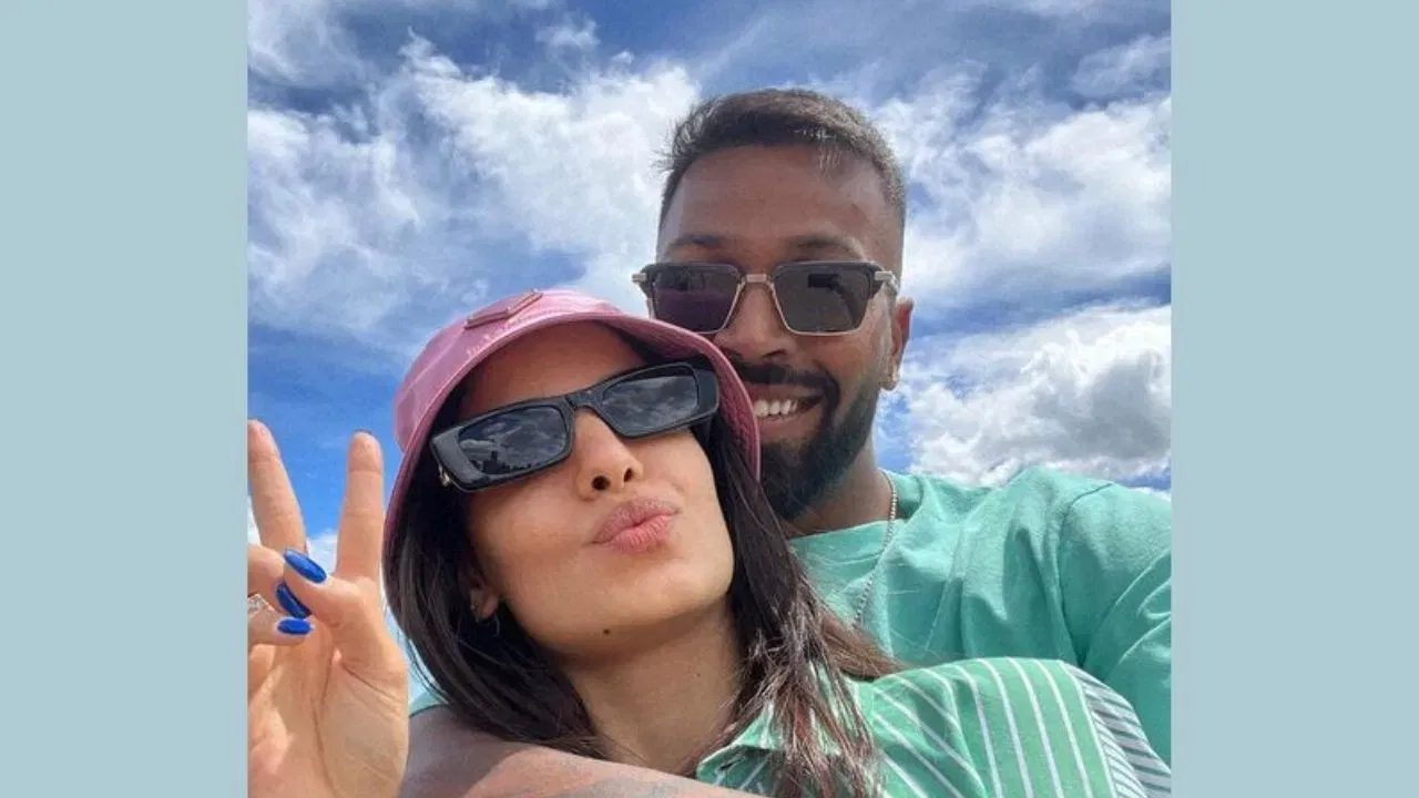 ഹാർദിക് പാണ്ഡ്യയും നടാഷ സ്റ്റാൻകോവിച്ചും സ്വന്തം ഇഷ്ടപ്രകാരമാണ് വേർപിരിയാൻ തീരുമാനിച്ചതെന്ന് ദമ്പതികൾ ഇൻസ്റ്റഗ്രാമിലൂടെ വെളിപ്പെടുത്തി. ഐപിഎല്ലിലെ ഒരു മത്സരത്തിലും നടാഷയെ കാണാത്തതിനെ തുടർന്നാണ് ഇരുവരുടെയും വിവാഹമോചനത്തെക്കുറിച്ചുള്ള ചർച്ചകൾ ആരംഭിച്ചത്. 