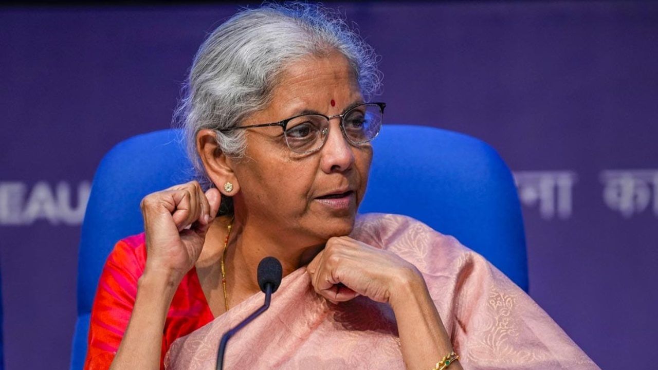 നാളെ ലോക്സഭയിൽ ധനമന്ത്രി നിർമല സീതാരാമനാണ് ബജറ്റ് അവതരിപ്പിക്കുക. 11 മണിക്ക് ബജറ്റവതരണം ആരംഭിക്കും. ദൂരദർശൻ, സൻസദ് ടിവി, സർക്കാർ യൂട്യൂബ് ചാനലുകളിൽ എന്നിവിടങ്ങളിലൊക്കെ തത്സമയം ബജറ്റവതരണം കാണാം. www.indiabudget.gov.in എന്ന ഔദ്യോഗിക വെബ് സൈറ്റിൽ നിന്ന് ബജറ്റിൻ്റെ ഹിന്ദി, ഇംഗ്ലീഷ് പതിപ്പുകൾ ഡൗൺലോഡ് ചെയ്യാനും സാധിക്കും.