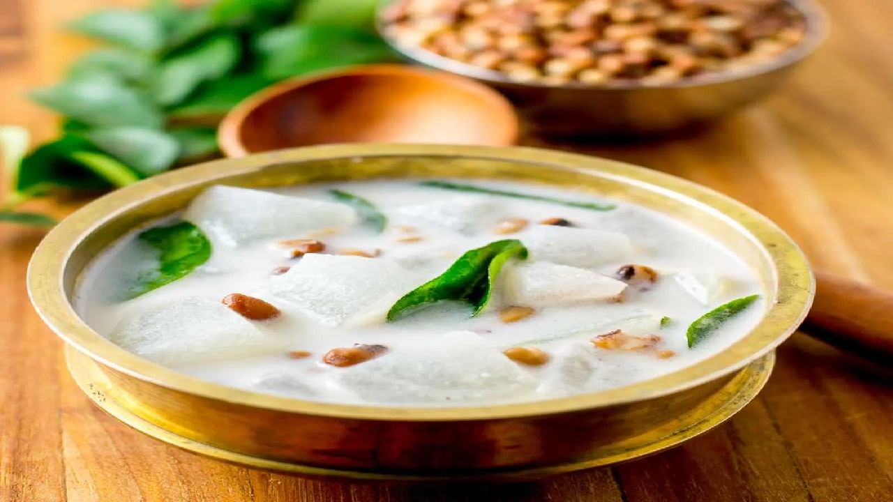 ഓലന്- കുമ്പളങ്ങ ആണ് ഓലനിലെ പ്രധാനമായും വേണ്ടത്. കുമ്പളങ്ങ ചെറിയ കഷണങ്ങള് ആക്കി അരിഞ്ഞെടുക്കുക. കുറച്ച് വന്പയര് തലേദിവസം വെള്ളത്തിലിട്ട് കുതിര്ത്തതും കുമ്പളങ്ങ കഷണങ്ങളും പച്ചമുളകും കൂടെ വേവിക്കണം. ഇതിലേക്ക് എണ്ണയും കറിവേപ്പിലയും ചേര്ത്താല് ഓലന് റെഡി. ചിലയിടങ്ങളില് ഓലനില് തേങ്ങാപ്പാല് ചേര്ത്തും ഉണ്ടാക്കാറുണ്ട്.
Image Social Media