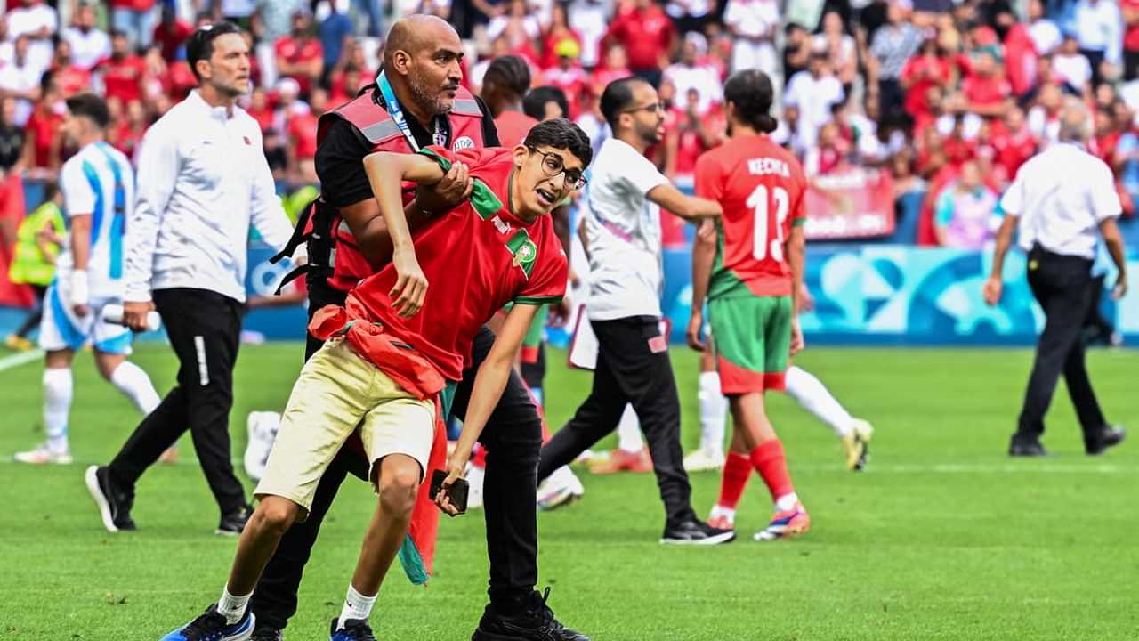 Olympics Football Match : അർജൻ്റീന - മൊറോക്കോ മത്സരത്തിൽ നാടകീയത; ഗ്രൗണ്ട് കയ്യേറി ആരാധകർ : വിഡിയോ