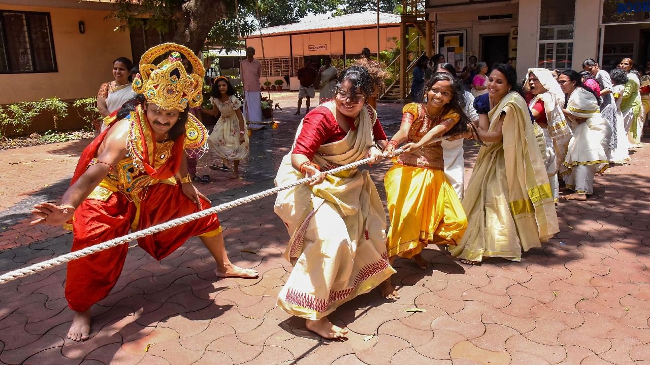 9 ദിവസം വീതമാണ് ഇത്തവണ അവധിയുള്ളത്. മുന് വര്ഷങ്ങളില് പത്ത് ദിവസം കൃത്യമായി അവധി ലഭിച്ചിരുന്നു. എന്നാല് ഇത്തവണ 9 എണ്ണം മാത്രമാണുള്ളത്.
Social Media Image