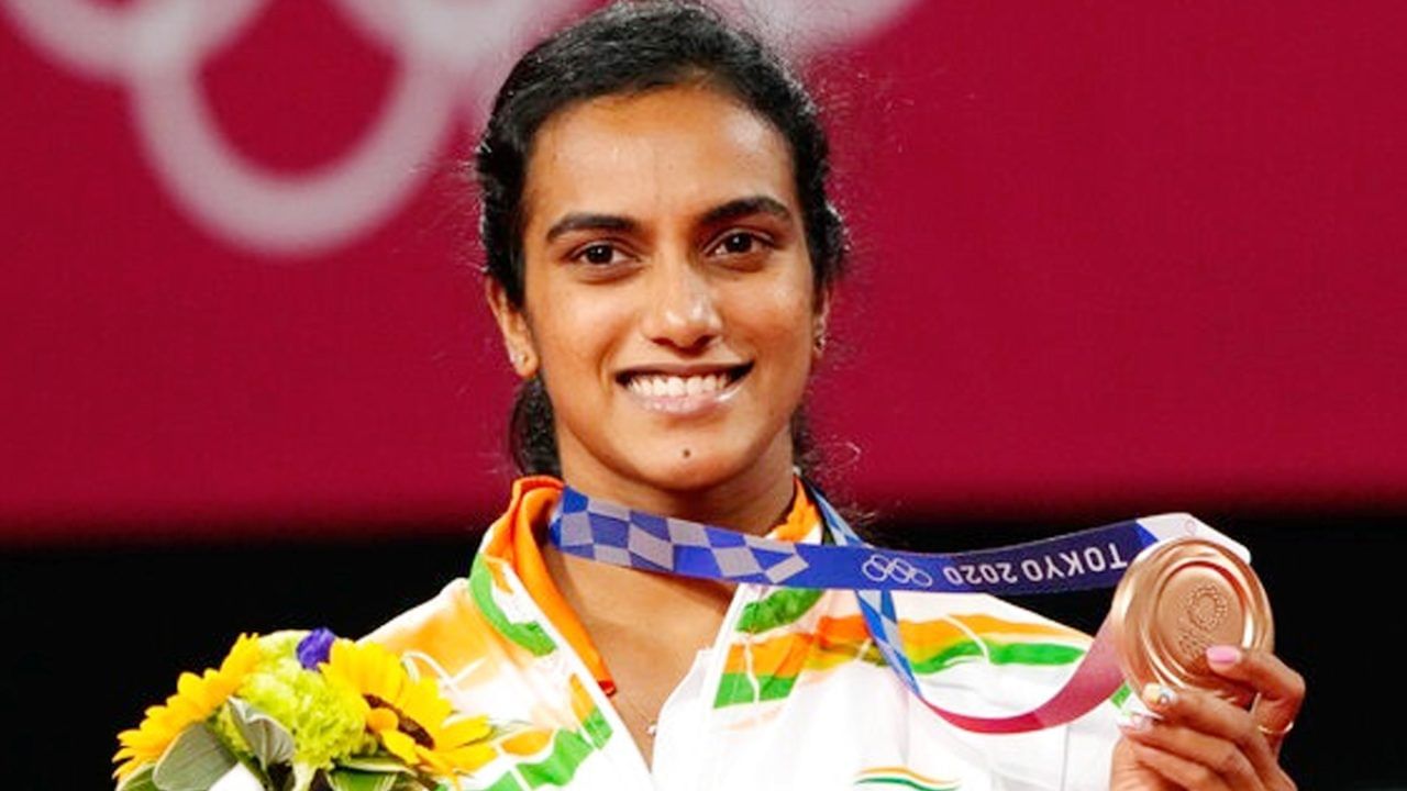 പിവി സിന്ധു - കഴിഞ്ഞ തവണ വെങ്കലവും 2016 റിയോ ഒളിമ്പിക്സിൽ വെള്ളിയും നേടിയ സിന്ധു ഇന്ത്യയുടെ ഉറച്ച മെഡൽ പ്രതീക്ഷയാണ്. സിംഗപ്പൂർ, ഇൻഡോഷ്യൻ ഓപ്പണുകളിലെ മോശം പ്രകടനം സിന്ധുവിൻ്റെ ഫോമിനെപ്പറ്റി ആശങ്കകളുയർത്തുന്നുണ്ടെങ്കിലും സിന്ധുവിൻ്റെ പ്രതിഭ ചോദ്യം ചെയ്യാനാവാത്തതാണ്.