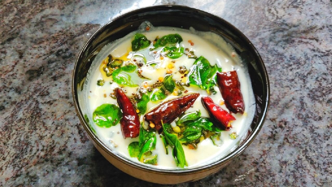 പച്ചടി- ആദ്യം വെണ്ടക്കയും പച്ചമുളകും കനം കുറച്ച് വട്ടത്തില് അരിഞ്ഞ് വെളിച്ചെണ്ണയില് നന്നായി വറുത്ത് കോരുക. വറ്റല്മുളക്, കടുക്, കറിവേപ്പില എന്നിവ ബാക്കി എണ്ണയില് പൊട്ടിച്ചെടുക്കാം. തേങ്ങയും ജീരകവും നന്നായി അരച്ചതിനോടൊപ്പം കടുക് ചതച്ച് ചേര്ത്ത അരപ്പും ചേര്ത്തു ചെറുതായി തിളവരുമ്പോള് വറുത്തു വെച്ച വെണ്ടയ്ക്കയും ഉപ്പും ചേര്ക്കാം. തൈര് ചേര്ത്തിളക്കി നന്നായി ചൂടാക്കി വാങ്ങിക്കാം. തൈര് ചേര്ത്ത ശേഷം പിന്നെ ഇളക്കരുത്.
Image Social Media