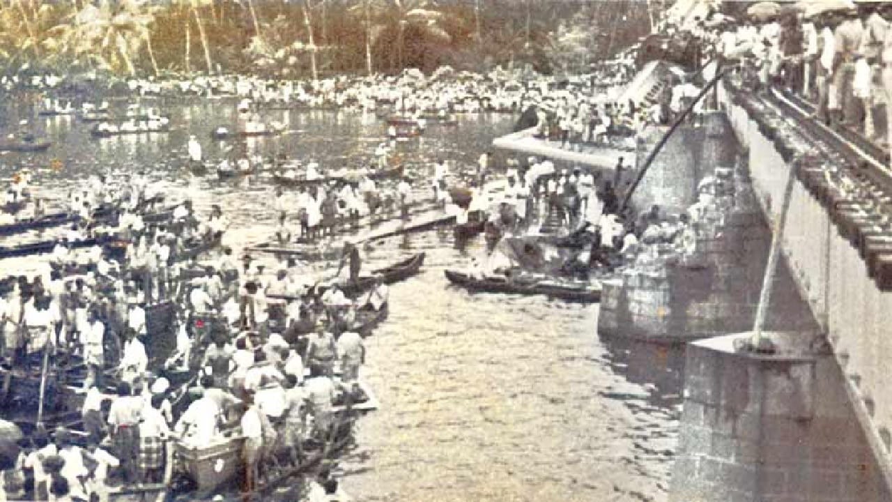 പെരുമണ്‍ ദുരന്തം നടന്നിട്ട് 36 വര്‍ഷങ്ങള്‍ പിന്നിടുകയാണ്. എന്നാല്‍ ആ നടുക്കത്തില്‍ നിന്ന് മലയാളികള്‍ക്ക് ഇതുവരെ മോചനം ലഭിച്ചിട്ടില്ല. 1988 ജൂലൈ എട്ടിനായിരുന്നു ഐലന്റ് എക്‌സ്പ്രസ് പെരുമണ്‍ പാലത്തില്‍ നിന്ന് അഷ്ടമുടിക്കായലിലേക്ക് മറിഞ്ഞത്.
Image: Social Media