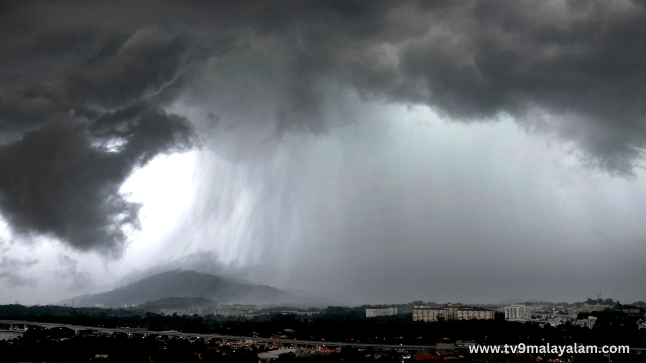 Kerala Rain Alert: വരുന്നു അതിശക്തമായ മഴ...; സംസ്ഥാനത്തിന് ഭീഷണിയായി പടിഞ്ഞാറൻ കാറ്റ് ശക്തി പ്രാപിക്കുന്നു