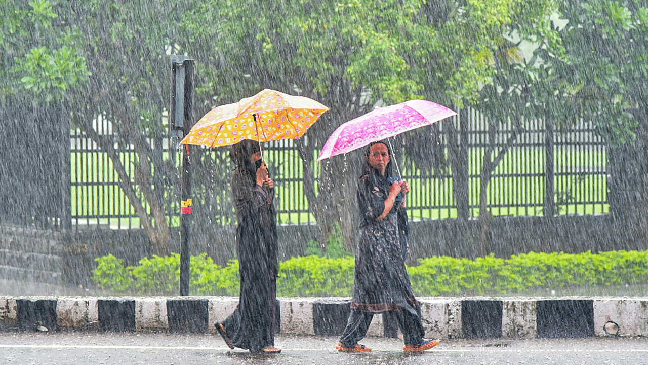 Kerala Rain Alert: വീണ്ടും അതിതീവ്ര മഴ; മൂന്ന് ജില്ലകളിൽ നാളെ റെഡ് അലർട്ട്, വിദ്യാഭ്യാസ സ്ഥാപനങ്ങൾക്ക് അവധി