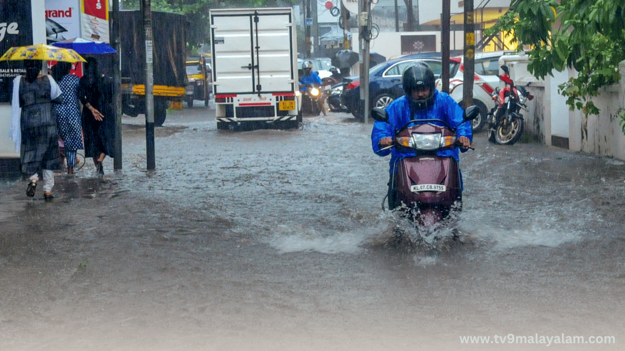 Kerala Rain Alert: സംസ്ഥാനത്ത് മഴ തുടരും; ബംഗാൾ ഉൾക്കടലിൽ ന്യൂനമർദം, 3 ജില്ലകളിൽ വീണ്ടും റെഡ് അലർട്ട് Kerala Rain Alert: സംസ്ഥാനത്ത് മഴ തുടരും; ബംഗാൾ ഉൾക്കടലിൽ ന്യൂനമർദം, 3 ജില്ലകളിൽ വീണ്ടും റെഡ് അലർട്ട്