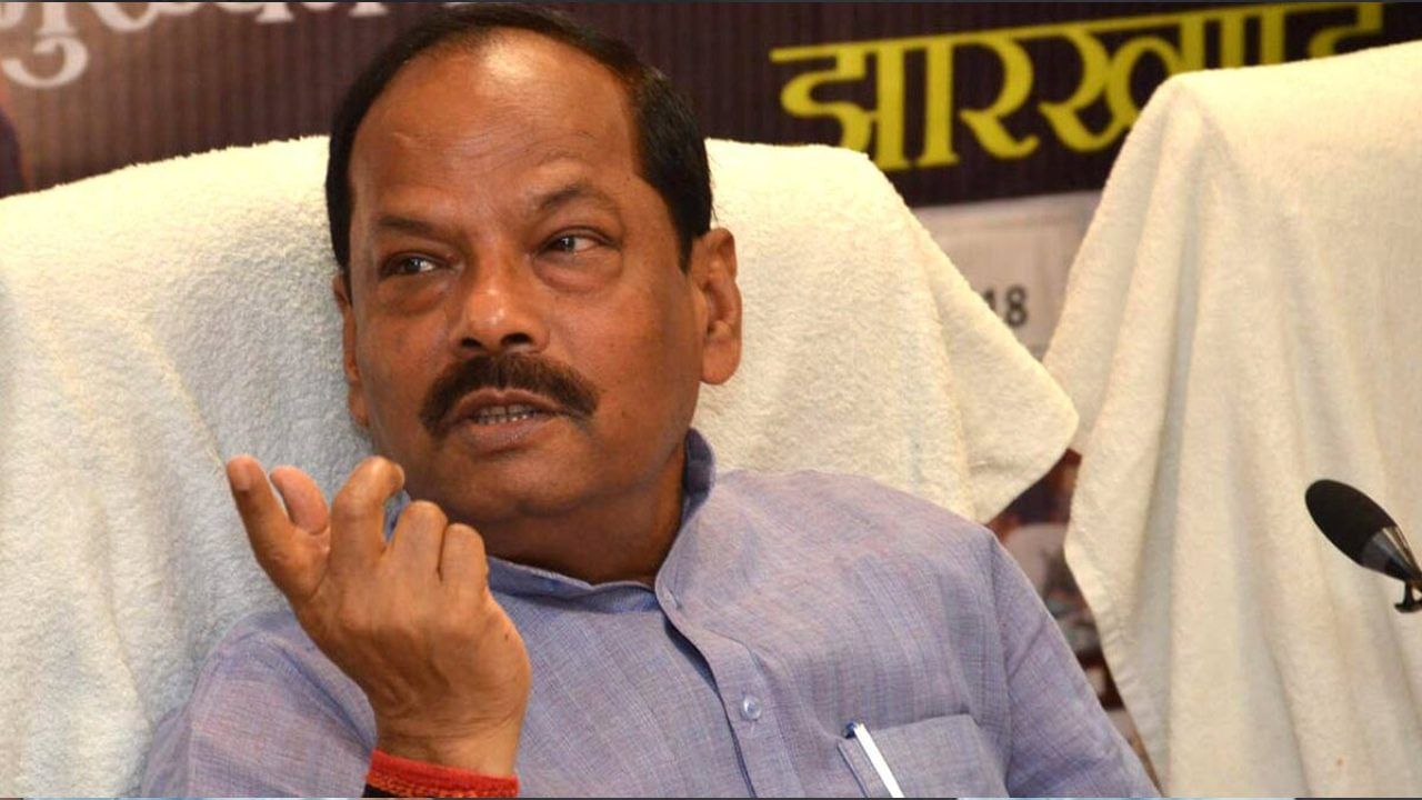 Raghubar Das : രാജ്ഭവനിലെത്താൻ ആഡംബര കാറയച്ചില്ല; ജീവനക്കാരനെ മർദ്ദിച്ച് ചെരുപ്പ് നക്കാൻ ആവശ്യപ്പെട്ട് ഒഡിഷ ഗവർണറുടെ മകൻ