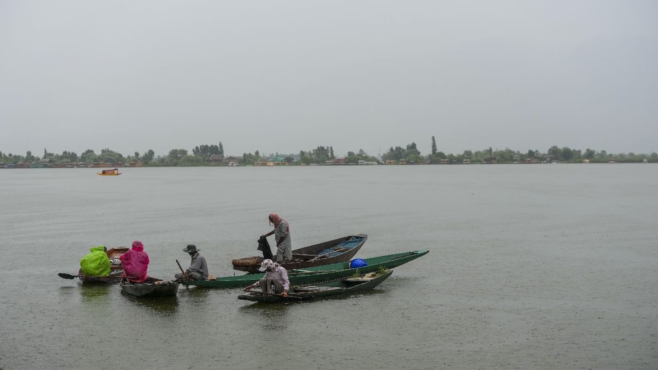 Kerala Rain Alert: മഴയില് ആശ്വാസമില്ല; കേരള തീരം മുതല് ന്യൂനമര്ദപാത്തി രൂപപ്പെട്ടു, അതീവ ജാഗ്രത Kerala Rain Alert: മഴയില് ആശ്വാസമില്ല; കേരള തീരം മുതല് ന്യൂനമര്ദപാത്തി രൂപപ്പെട്ടു, അതീവ ജാഗ്രത