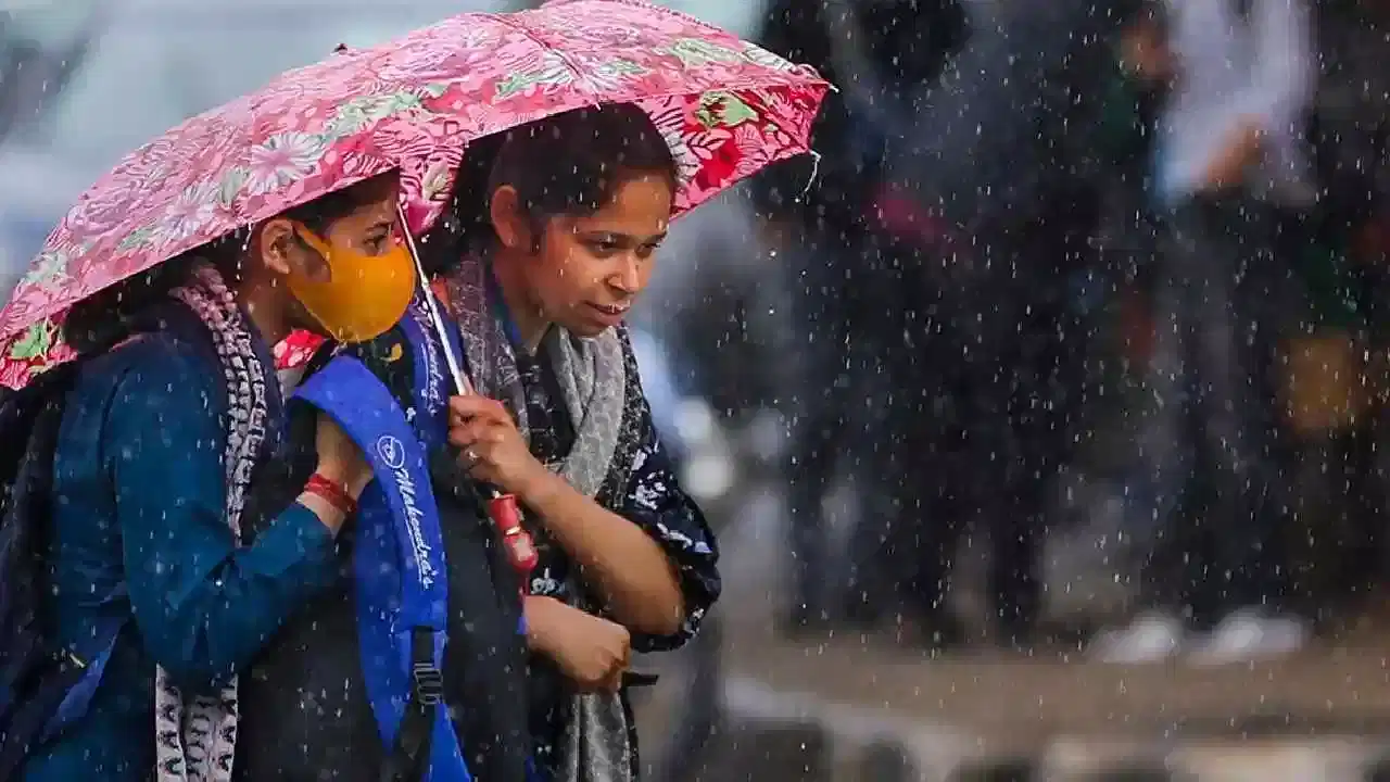 Kerala Rain Alert : സംസ്ഥാനത്ത് കനത്ത മഴ തുടരുന്നു; രണ്ട് ജില്ലകളിലെ വിദ്യാഭ്യാസ സ്ഥാപനങ്ങൾക്ക് നാളെ അവധി