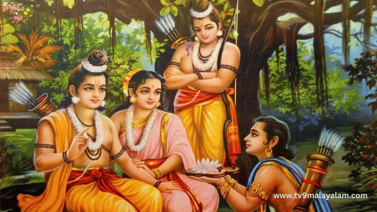 രാവിലെ കുളിച്ച് ശുദ്ധമായി ദീപം തെളിച്ച് രാമായണം തൊട്ട് വന്ദിച്ച് വായന തുടങ്ങുന്നു. കേടുപാടുകളില്ലാത്ത രാമായണമാണ് പാരായണത്തിന് ഉപയോഗിക്കേണ്ടതെന്നൊരു വിശ്വാസമുണ്ട്. പരിശുദ്ധമായ പീഠത്തിലോ, ഉയർന്ന സ്ഥലത്തോ വച്ചുവേണം രാമായണം വയ്ക്കേണ്ടത്. തറയിൽ വയ്ക്കാൻ പാടില്ലെന്നതും ഒരു വിശ്വാസമാണ്. കൂടാതെ രാമായണം വായിക്കുന്നയാൾ വടക്കോട്ട് ഇരുന്നായിരിക്കണം പാരായണം നടത്തേണ്ടത്. അക്ഷരശുദ്ധിയോടെ വേണം രാമായണ പാരായണം ചെയ്യാനെത്തത് നിർബന്ധമാണ്. ഈ സമയം മനസ് ഏകാഗ്രമായിരിക്കണം.
