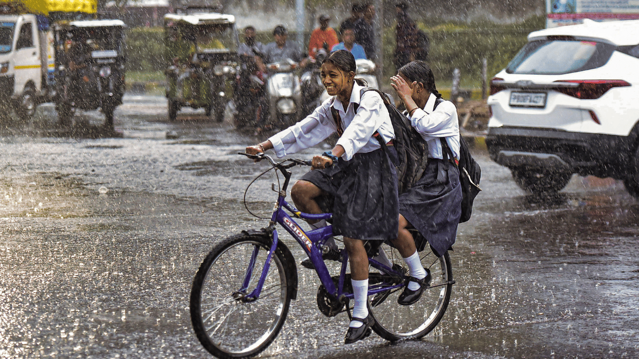 Kerala School Holiday: ഈ ജില്ലകളിലെ ട്യൂഷൻ സെന്‍ററുകളടക്കം എല്ലാ വിദ്യാഭ്യാസ സ്ഥാപനങ്ങൾക്കും നാളെ അവധി