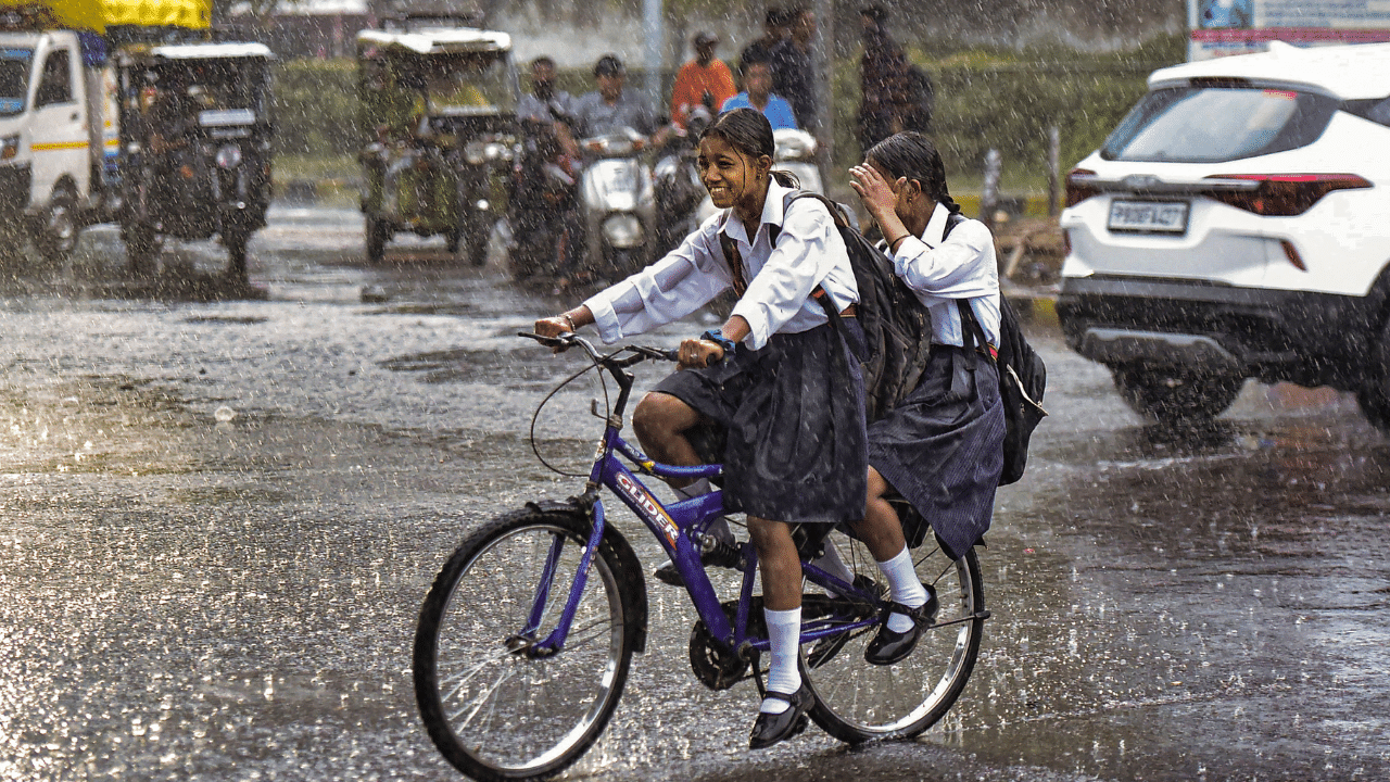 Kerala Rain Alert: സംസ്ഥാനത്ത് മഴക്കെടുതി രൂക്ഷം; 10 ജില്ലകളിലെ വിദ്യാഭ്യാസ സ്ഥാപനങ്ങൾക്ക് അവധി