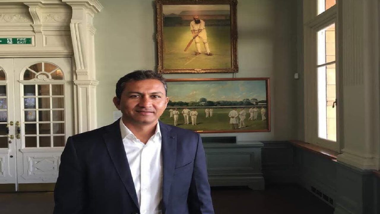 ടി20യില്‍ നിന്ന് രോഹിത് ശര്‍മ വിരമിച്ചപ്പോള്‍ ഹാര്‍ദിക് പാണ്ഡ്യയെ ആയിരുന്നു അടുത്ത ടി20 ഐ ക്യാപ്റ്റന്‍ ആക്കേണ്ടിയിരുന്നതെന്ന് മുന്‍ ഇന്ത്യന്‍ ബാറ്റിങ് കോച്ച് സഞ്ജയ് ബാംഗര്‍. പുതിയ ക്യാപ്റ്റനായി സൂര്യകുമാര്‍ യാദവിനെ തിരഞ്ഞെടുക്കുമെന്ന് ആരും പ്രതീക്ഷിച്ചിരുന്നില്ല എന്നും അദ്ദേഹം പറഞ്ഞു. Instagram Image