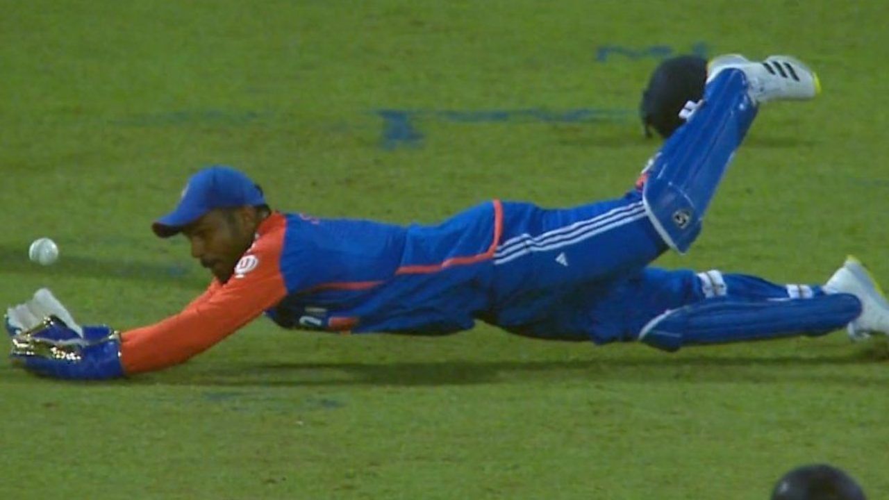 Sanju Samson : രണ്ട് ഡക്കും ക്യാച്ച് ഡ്രോപ്പുകളും; സഞ്ജുവിനെ വിമർശിച്ച് സോഷ്യൽ മീഡിയ Sanju Samson : രണ്ട് ഡക്കും ക്യാച്ച് ഡ്രോപ്പുകളും; സഞ്ജുവിനെ വിമർശിച്ച് സോഷ്യൽ മീഡിയ