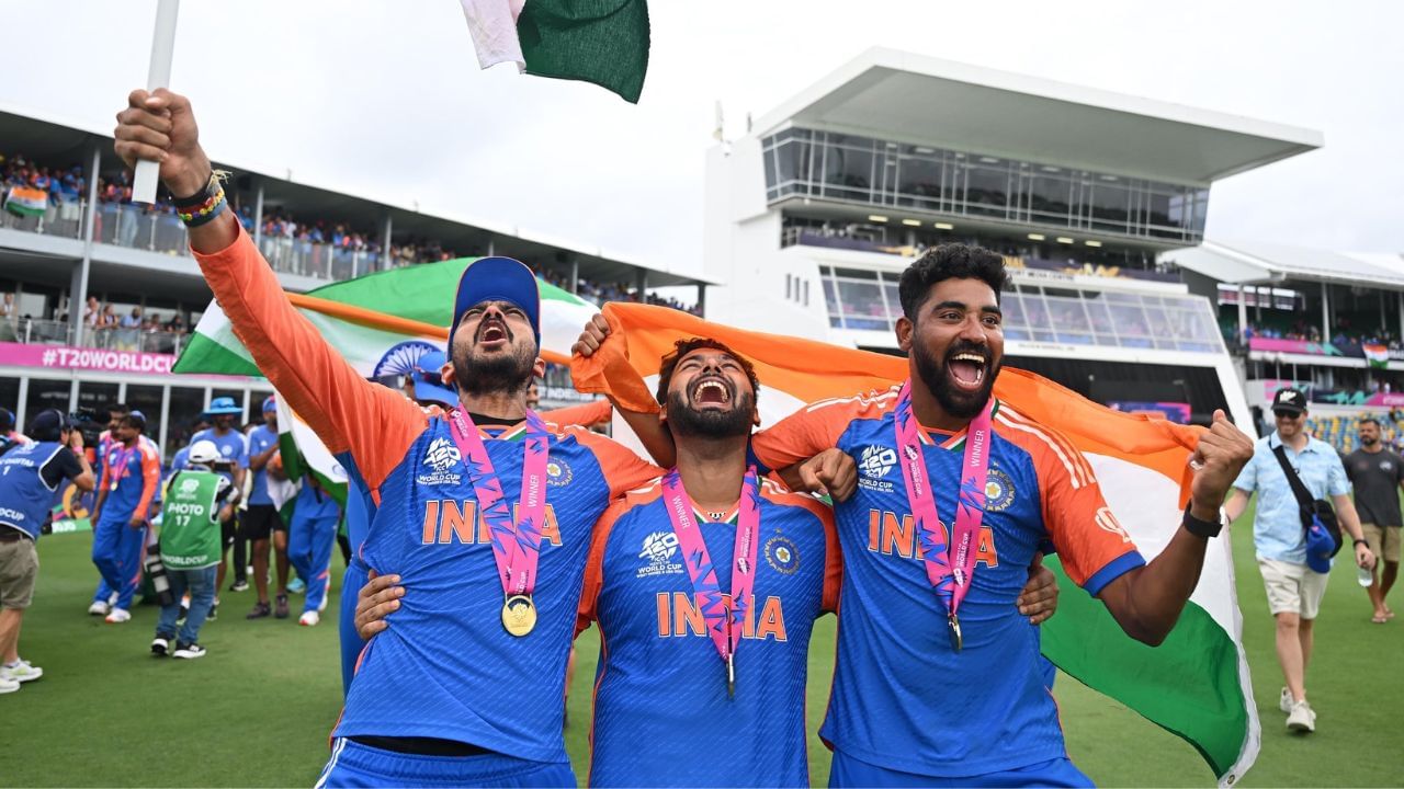 ലോകകപ്പ് ഉയര്‍ത്തി നില്‍ക്കുന്ന ഇന്ത്യന്‍ ടീമംഗങ്ങളുടെ ഫോട്ടോയാണ് സിറാജ് ട്വീറ്റ് ചെയ്തിരുന്നത്. ഇതിന് പിന്നാലെ വിദ്വേഷ ആക്രമണം ആരംഭിക്കുകയായിരുന്നു. 
Image: X