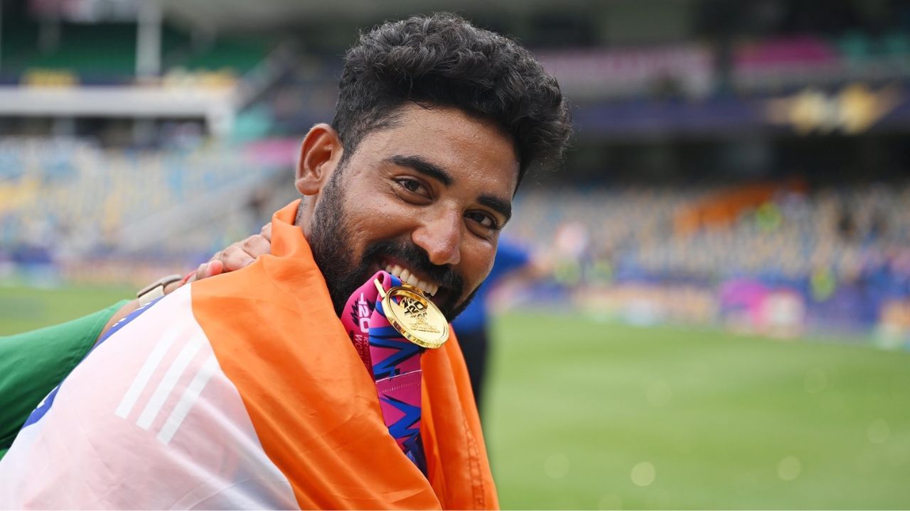 നിരവധി തീവ്ര ഹിന്ദുത്വ എക്‌സ് ഹാന്‍ഡിലുകളില്‍ നിന്നാണ് സിറാജിനെതിരെ സൈബര്‍ ആക്രമണം നടക്കുന്നത്. അല്ലാഹു സര്‍വശക്തനാണെങ്കില്‍ എന്തുകൊണ്ട് പാകിസ്താനും അഫ്ഗാനിസ്താനും ബംഗ്ലാദേശും വിജയിച്ചില്ലെന്ന് കമന്റുകളിലൂടെ ആളുകള്‍ ചോദിക്കുന്നു.
Image: X