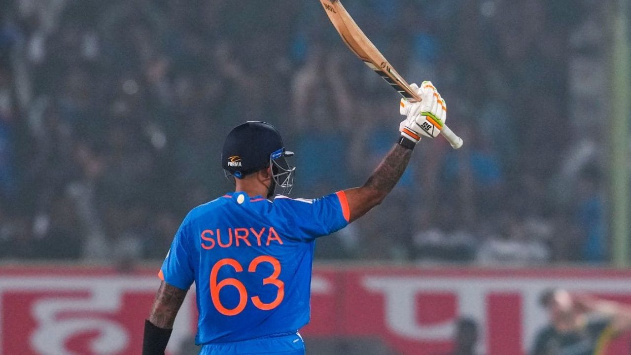 ശ്രീലങ്കൻ പര്യടനമാവും പുതിയ ക്യാപ്റ്റൻ്റെ ആദ്യ ദൗത്യം. സൂര്യകുമാർ യാദവ് ക്യാപ്റ്റനായാൽ അത് ദീർഘകാലാടിസ്ഥാനത്തിൽ ടീമിന് ഗുണം ചെയ്യുമെന്ന് ടീം മാനേജ്മെൻ്റ് കരുതുന്നു. മുൻപും പലതവണ പരിക്കേറ്റ് വിട്ടുനിന്നിട്ടുള്ള ഹാർദ്ദിക്കിനെ ക്യാപ്റ്റനാക്കുക റിസ്കാണെന്നും മാനേജ്മെൻ്റ് കരുതുന്നു.