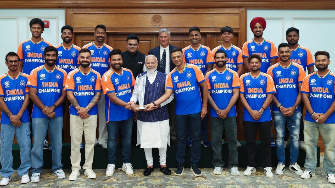 T20 World Cup 2024 : ട്രോഫിയിൽ തൊടാതെ മോദി; പിടിച്ചത് ക്യാപ്റ്റൻ്റെയും കോച്ചിൻ്റെയും കൈകളിൽ; ലോകകപ്പ് ജേതാക്കൾ പ്രധാനമന്ത്രിക്കൊപ്പം