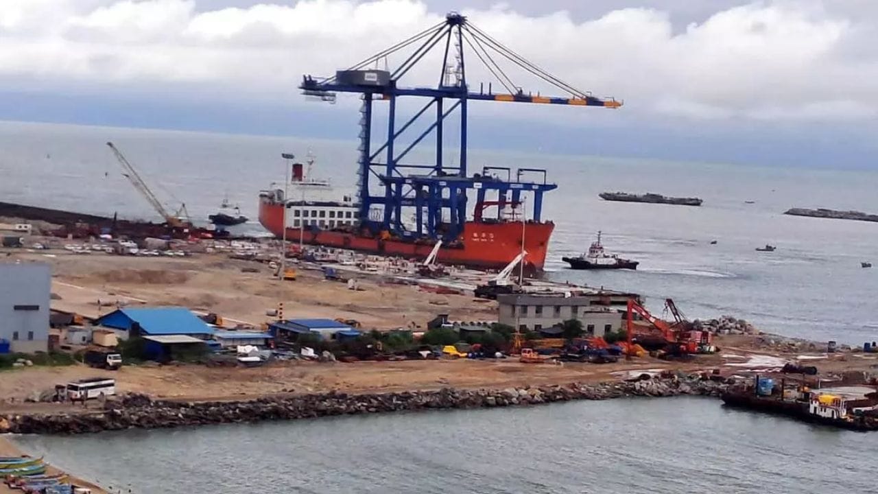 വിഴിഞ്ഞത്ത് സജ്ജമാക്കിയ, എട്ട് ഷിപ്പ് ടു ഷോർ ക്രെയ്നും23 യാർഡ് ക്രെയ്നുകളും ചരക്ക് ഇറക്കും. മദ്രാസ് ഐഐടി വികസിപ്പിച്ചെടുത്ത സോഫ്‌റ്റ്‌വേറിൽ പ്രവർത്തിക്കുന്ന തുറമുഖ നാവിഗേഷൻ സെന്ററാകും വിഴിഞ്ഞത്ത് നിയന്ത്രിക്കുക. എയർ ട്രാഫിക് കണ്ട്രോൾ മാതൃകയിലാണ് വിഴിഞ്ഞത്തെ ഓട്ടോമാറ്റിക്ക് നാവിഗേഷൻ സെന്റർ. 