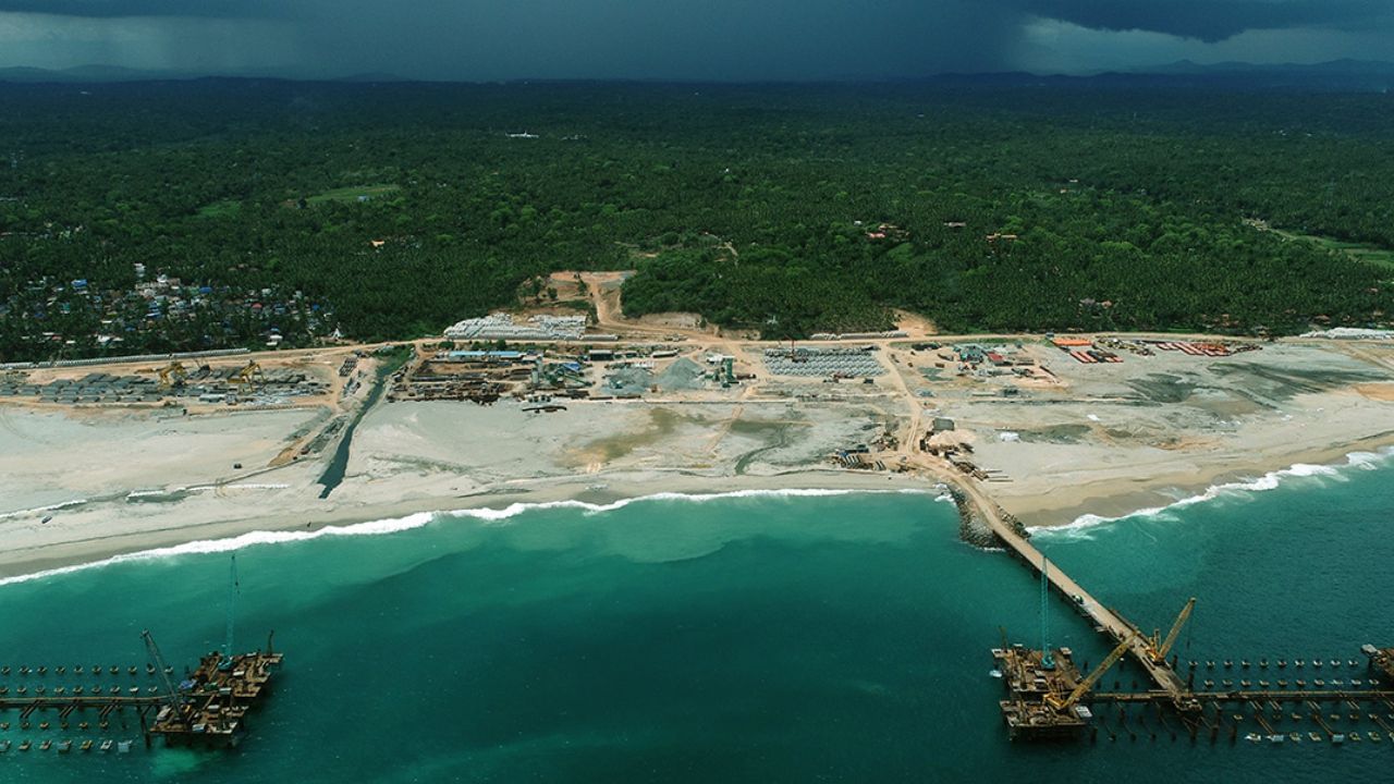 കപ്പലിൽ രണ്ടായിരം കണ്ടെയ്നറുകളുണ്ട്. ചൈനയിലെ ഷിയാമെൻ തുറമുഖത്ത് നിന്ന് പുറപ്പെട്ട കപ്പൽ കൊളംബോ വഴിയാണ് വിഴിഞ്ഞത്തേക്ക് എത്തുന്നത്. മുഴുവൻ ചരക്കും വിഴിഞ്ഞത്തിറക്കും.