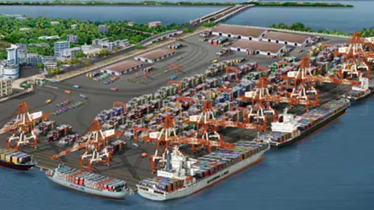 ആദ്യമെത്തുന്നത് നിസ്സാര കപ്പൽ അല്ല. ലോകത്തെ ഏറ്റവും വലിയ രണ്ടാമത്തെ കപ്പൽ കമ്പനിയുടെ ചരക്ക് കപ്പലാണ്കയ്യകലെയുള്ളത്. 110 ലധികം രാജ്യങ്ങളില്‍ കാര്‍ഗോ സര്‍വീസ് നടത്തുന്ന ഡാനിഷ് കമ്പനിയായ മെസ്‌ക്കിന്റെ കപ്പലാണ് ട്രയൽ റണ്ണിന് എത്തുന്നത്. 