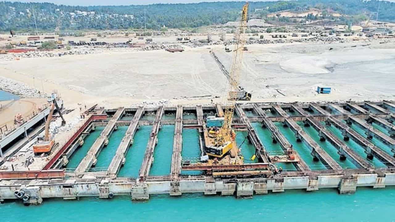 v‌izhinjam port : പ്രതീക്ഷിച്ചതിനെക്കാൾ 17 വർഷം മുൻപു വിഴിഞ്ഞം തുറമുഖം പൂർണ സജ്ജമാകും- മുഖ്യമന്ത്രി