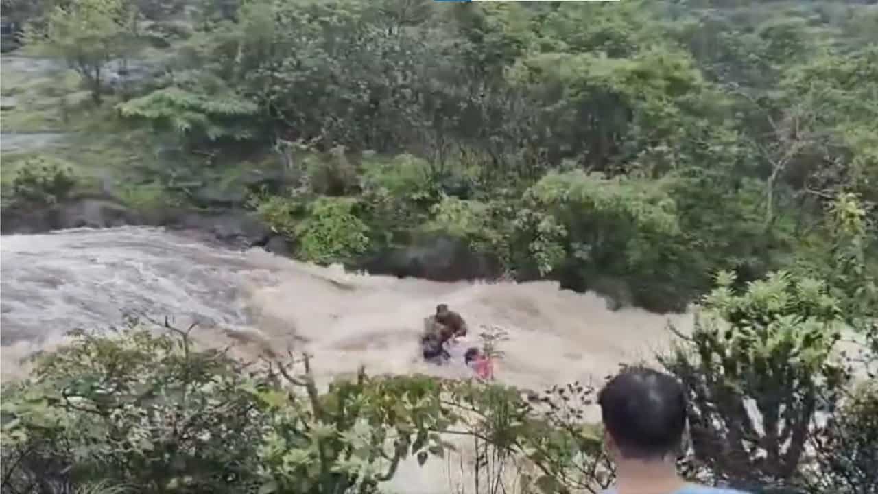 Bhushi Dam Accident: മഹാരാഷ്ട്രയില്‍ ഒഴുക്കില്‍പ്പെട്ട് ഒരു കുടുംബത്തിലെ രണ്ടുപേര്‍ മരിച്ചു; മൂന്നുകുട്ടികളെ കാണാനില്ല