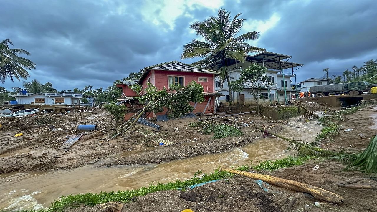 Wayanad Landslide: കണ്ണീര്‍മഴ തോരാതെ; മരണസംഖ്യ 170 കടന്നു, ബാക്കിയായത് 30 വീടുകള്‍ മാത്രം