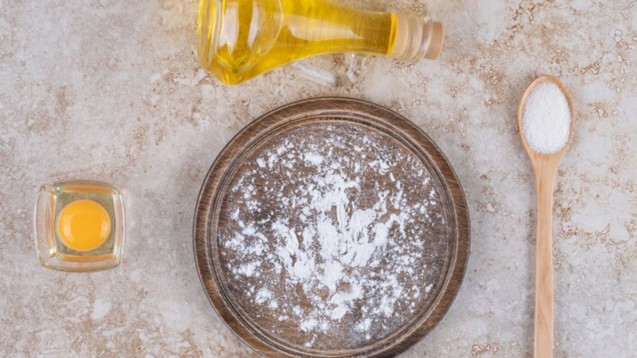 അടുക്കളയിലെ ഭിത്തിയിലെ കറ വൃത്തിയാക്കാൻ ബേക്കിംഗ് സോഡ ഉത്തമമാണ്. ബേക്കിംഗ് സോഡ ഉപയോഗിച്ച് വൃത്തിയാക്കിയാൽ കൊഴുപ്പുള്ള പാടുകൾ നീക്കം ചെയ്യാം.