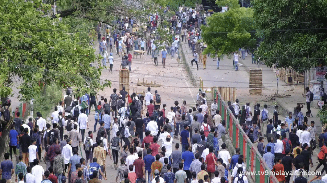 Bangladesh Students Protest: ബംഗ്ലാദേശിലെ വിദ്യാർത്ഥി പ്രക്ഷോഭം; കൊല്ലപ്പെട്ടവരുടെ എണ്ണം 105 ആയി, ഇന്ത്യാക്കാരെ തിരിച്ചെത്തിച്ചു തുടങ്ങി Bangladesh Students Protest: ബംഗ്ലാദേശിലെ വിദ്യാർത്ഥി പ്രക്ഷോഭം; കൊല്ലപ്പെട്ടവരുടെ എണ്ണം 105 ആയി, ഇന്ത്യാക്കാരെ തിരിച്ചെത്തിച്ചു തുടങ്ങി