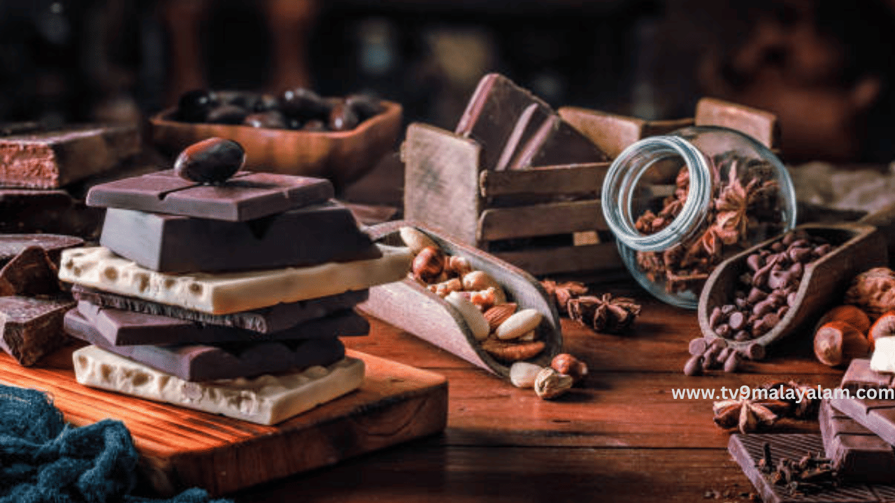 മധുരത്തോട് പ്രിയം ഇല്ലാത്തവരായി ആരാണുള്ളത്. പ്രത്യേകിച്ച് ചോക്ലേറ്റിനോട്.  ജൂലൈ ഏഴ് (July 7) ലോക ചോക്ലേറ്റ് ദിനമാണ്  (World Chocolate Day). പ്രായവ്യത്യാസങ്ങളില്ലാതെ എല്ലാവരും ഒരു പോലെ ആസ്വദിക്കുന്ന ഈ മധുരത്തിന് ലോകം മുഴുവൻ ആരാധകരുണ്ടെന്നുള്ളതിന് തെളിവാണ് ലോക ചോക്ലേറ്റ് ദിനം. മിഠായിയായോ ഡെസേർട്ടോ ഷെയ്ക്കോ സ്മൂത്തിയോ അങ്ങിനെ ഏത് രൂപത്തിലും ചോക്ലേറ്റിനു ആരാധകർ ഏറെയാണ്. 
