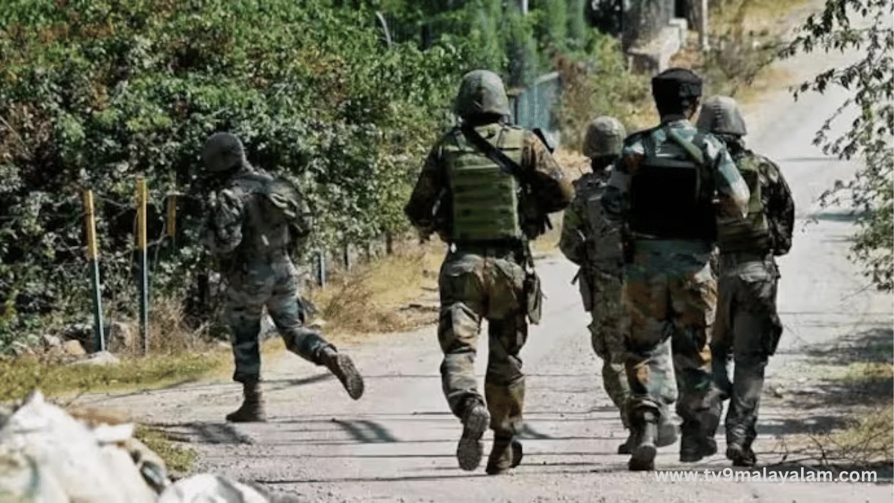 Jammu Kashmir Encounter: ജമ്മു കശ്മീരില് വീണ്ടും ഏറ്റുമുട്ടല്; സൈനികന് വീരമൃത്യു, പാക് ഭീകരനെ വധിച്ചു Jammu Kashmir Encounter: ജമ്മു കശ്മീരില് വീണ്ടും ഏറ്റുമുട്ടല്; സൈനികന് വീരമൃത്യു, പാക് ഭീകരനെ വധിച്ചു