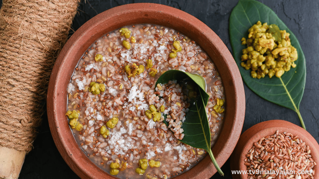 മലയാളികൾ ഏറെ പ്രത്യേകതകളുള്ള മാസമാണ് കർക്കിടകം. പഞ്ഞ മാസമെന്നറിയപ്പെടുന്ന കർക്കിടകം രാമായണ മാസംകൂടിയാണ്. പഞ്ഞമാസമെന്നതിന് പ്രസക്തിയുണ്ടായിരുന്നത് പണ്ടുകാലത്താണ്. കാരണം കൃഷി മുഖ്യ വരുമാന മാർഗമായിരുന്ന ഒരു കാലത്ത് തോരാതെ പെയ്യുന്ന മഴ വലിയ വെല്ലുവിളിയുയർത്തിയിരുന്നു. കൂടാതെ ആരോഗ്യ കാര്യങ്ങളിൽ ഏറെ ശ്രദ്ധ വയ്ക്കുന്ന മാസം കൂടിയാണിത്. കാരണം ശരീരത്തിന്റെ പ്രതിരോധ ശേഷി കുറയുന്ന, പെട്ടെന്നു തന്നെ അസുഖങ്ങൾ വരാൻ സാധ്യതയുളള മാസമാണ് കർക്കിടകം.