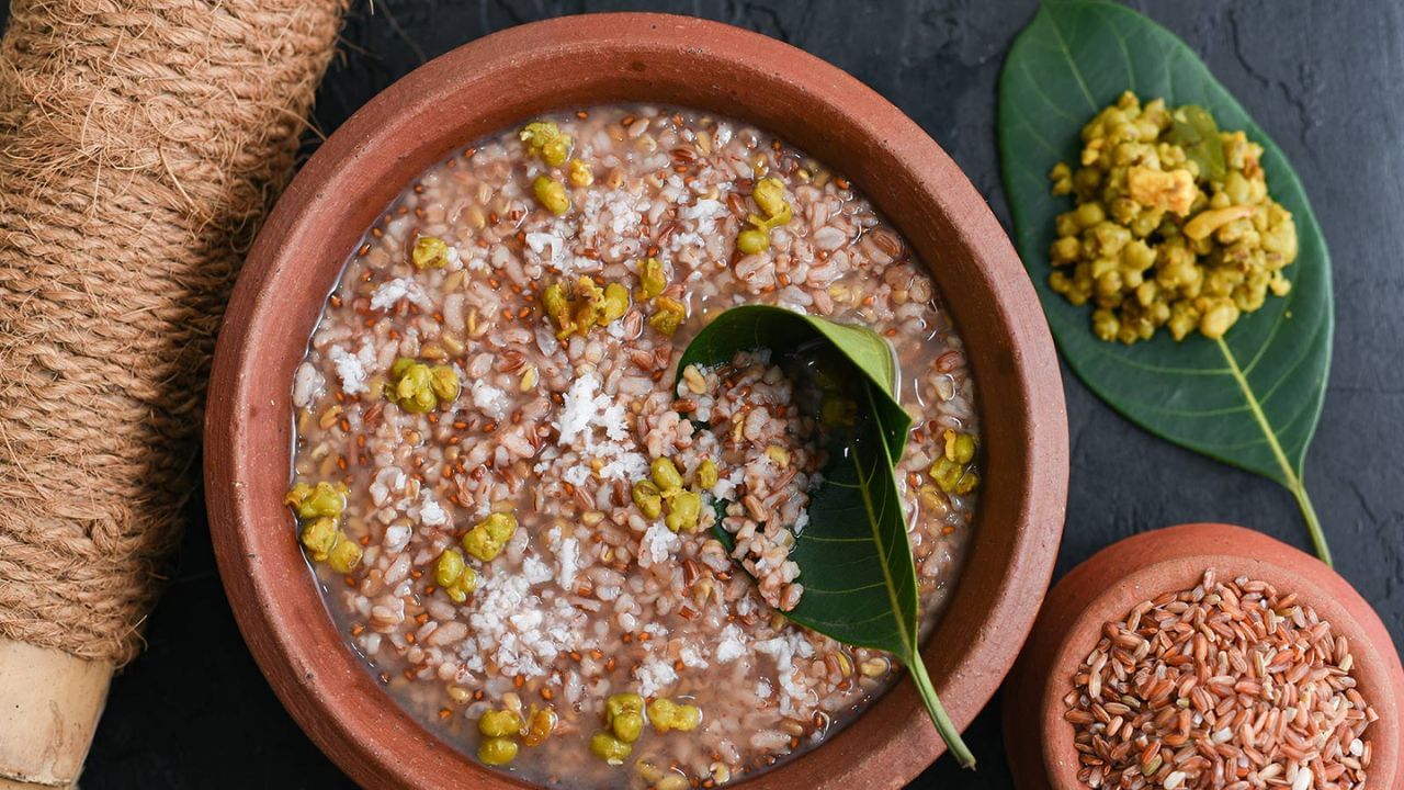 ഉടൻ തീ ഓഫ് ചെയ്യുക. ബാക്കിയുള്ള മസാലകൾ ചേർത്ത് നന്നായി ഇളക്കി കുറച്ച് നേരം മൂടി വെക്കുക. അത്താഴമായും കർക്കിടക കഞ്ഞി കഴിക്കാം