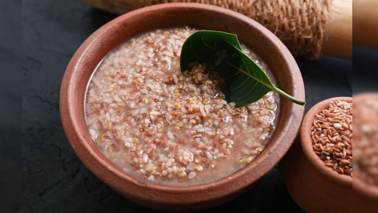 ഇപ്പോൾ ഈ കർക്കിടക കഞ്ഞിയുടെ മിക്സ് സ്റ്റോറുകളിൽ ലഭ്യമാണ്. നിങ്ങൾക്ക് ഇത് ഫുഡ് ഡെലിവറി ആപ്പുകളിൽ ഹോം ഡെലിവറി ചെയ്യാവുന്നതാണ്. പക്ഷേ, അൽപ്പം ക്ഷമയുണ്ടെങ്കിൽ, ഇത് വീട്ടിൽ തന്നെ ഉണ്ടാക്കാം!