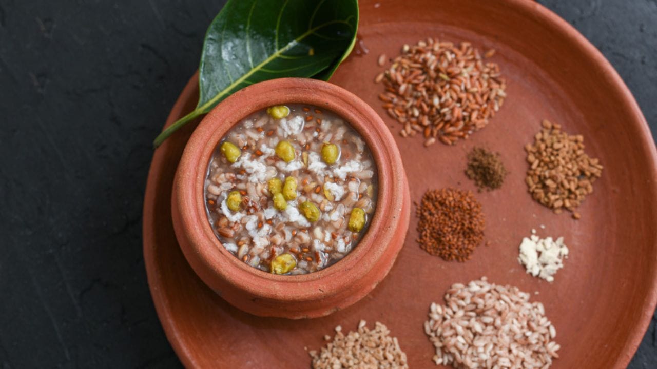 കർക്കിടകമാസത്തിൽ ദേഹരക്ഷയ്ക്കായി തയ്യാറാക്കുന്ന ഈ കഞ്ഞി കർക്കിടക കഞ്ഞി എന്ന പേരിലാണ് അറിയപ്പെട്ടിരുന്നത്. ഇത് പല രോ​ഗങ്ങളിൽ നിന്ന് രക്ഷ നേടാനും സഹായിച്ചിരുന്നു.